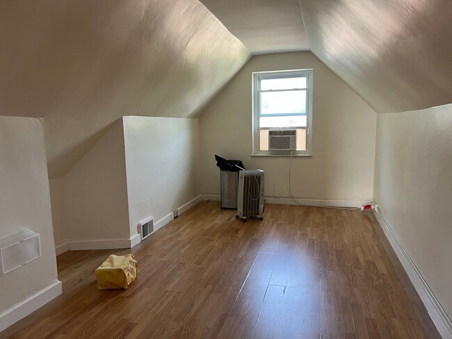 Building Photo - Stunning 4 bedroom 2.5 bathroom house  - B...