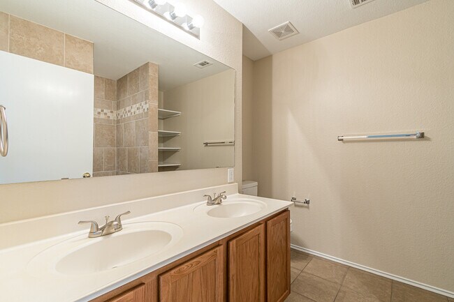 Building Photo - 137 Weeping Way