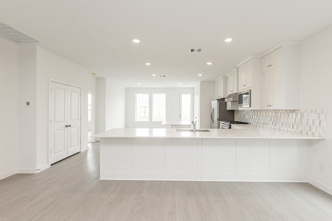 Building Photo - 31726 Wild Mdw Dr