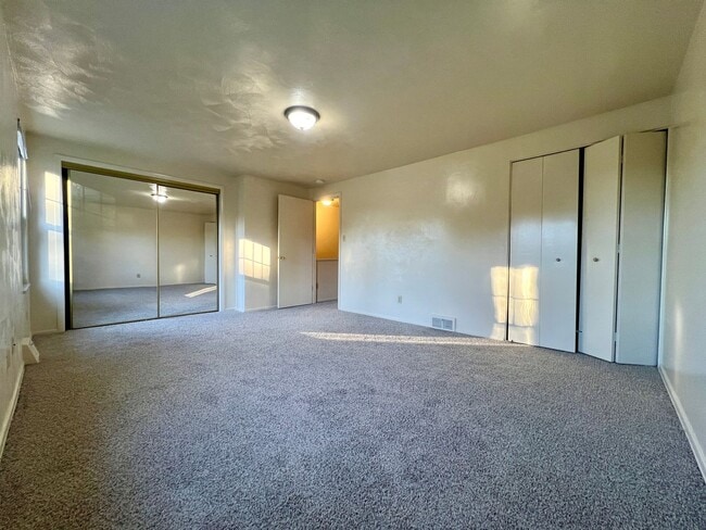 Building Photo - Must-See Two Bedroom Townhouse in Plum! Up...
