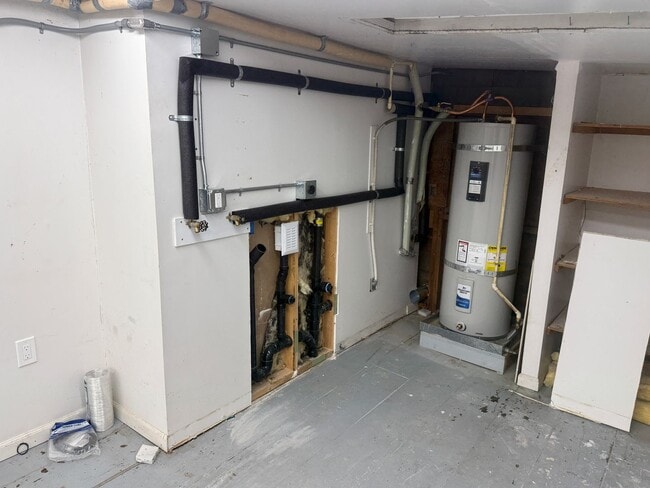 Building Photo - Studio apartment with a large garage in Eugene!