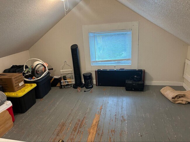 Building Photo - PRELEASE: Spacious 6+ bdrm/2 bath in York Neighborhood