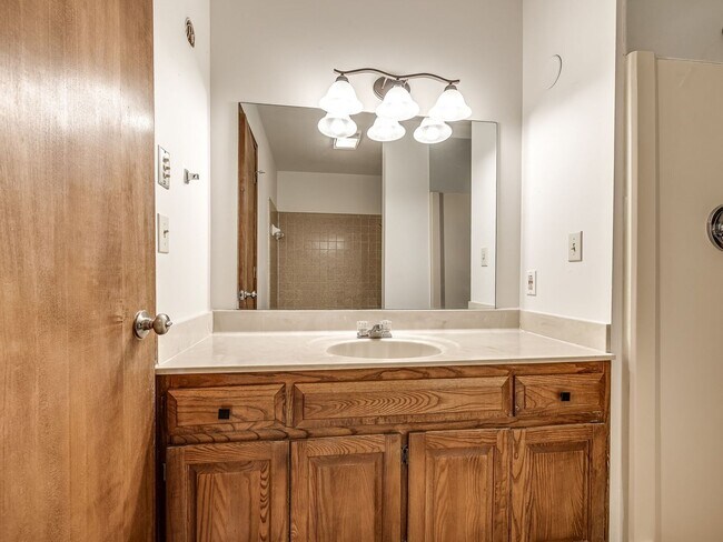 Building Photo - Move in discount / $800 first month rent