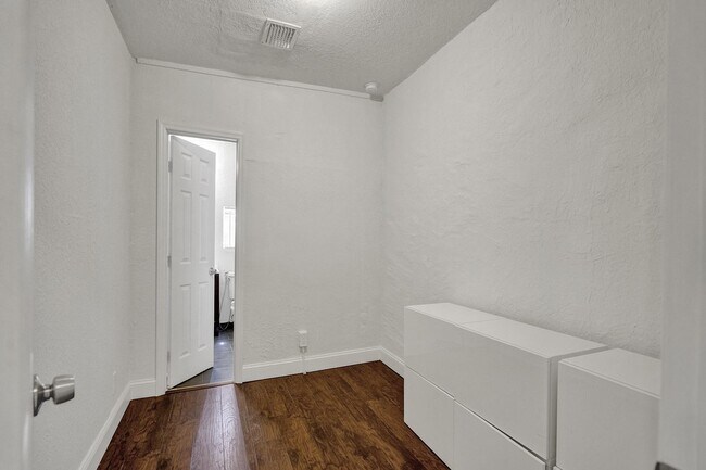 Building Photo - 651 SW 15th St