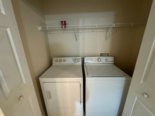 Building Photo - nice and quiet condo in desirable New Tamp...