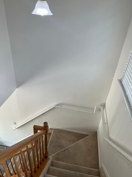 Building Photo - 3084 Village Cir