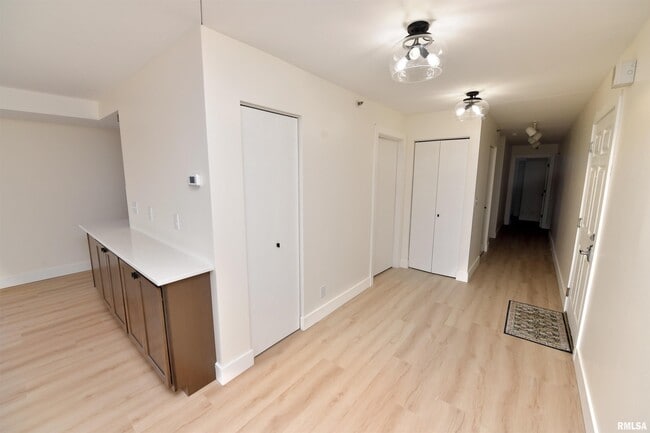 Building Photo - 123 SW Jefferson Ave