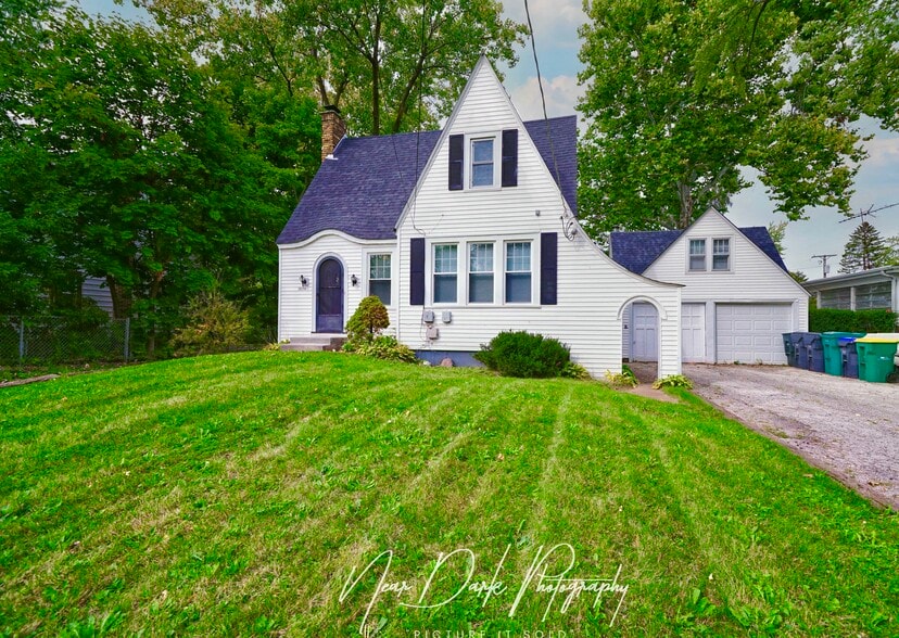 Building Photo - 10174 W Ford Ave