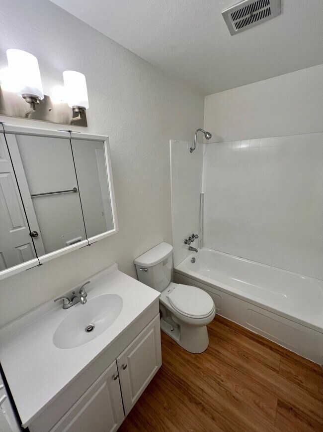 Building Photo - Townhouse in Tigard $1575 + utilities