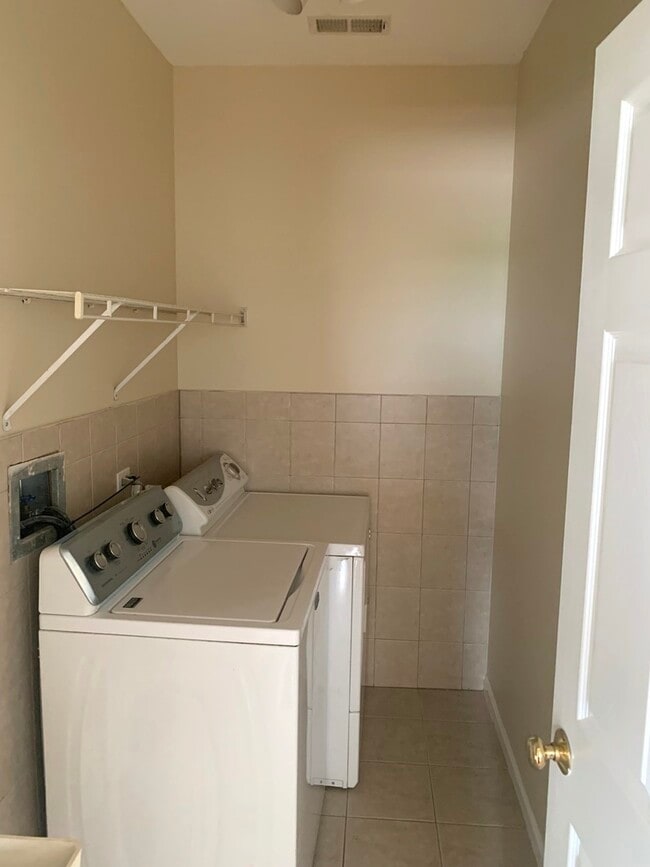 Building Photo - 5081 N Elston Ave