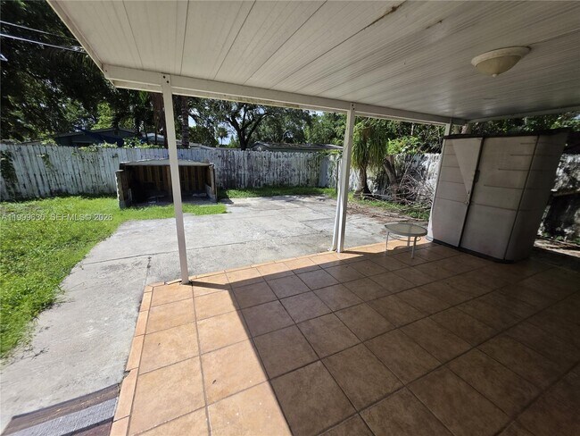 Building Photo - 5720 Douglas St