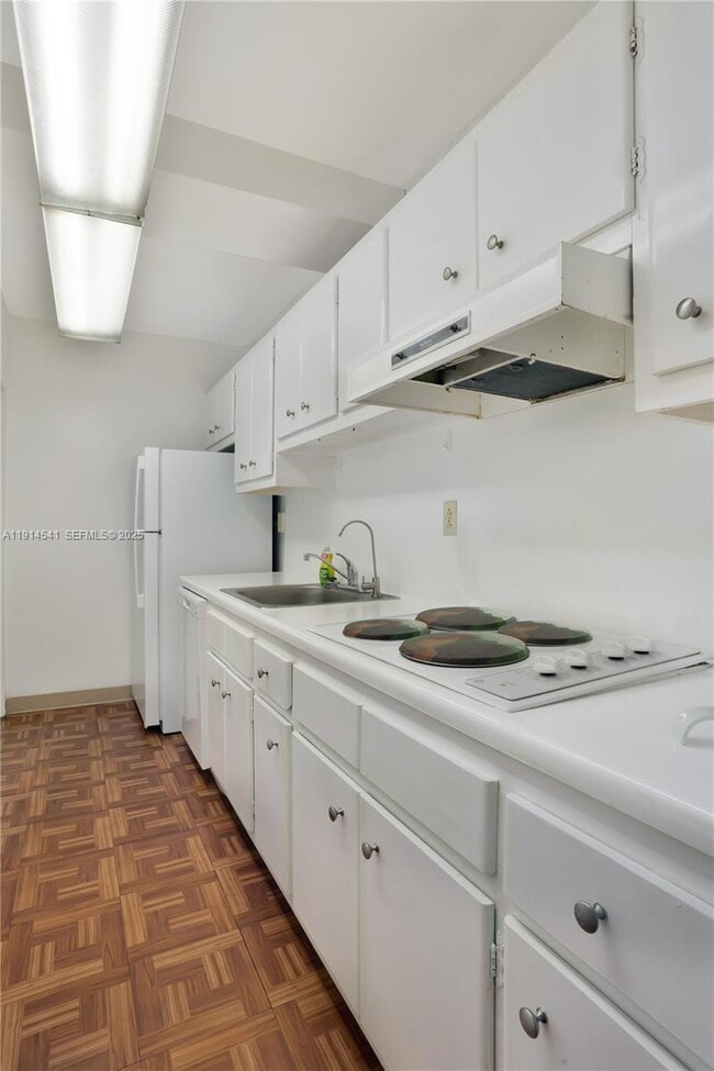 Building Photo - 100 Lincoln Rd