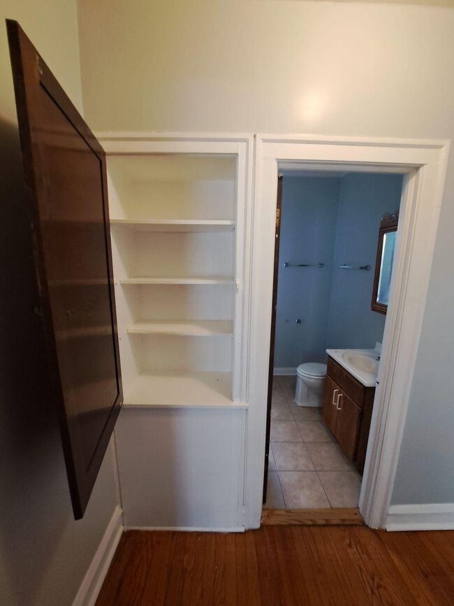 Building Photo - 1 bedroom in Chicago IL 60649