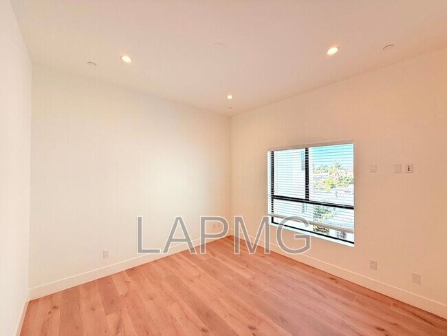 Building Photo - 3414 London St