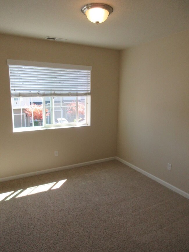 Building Photo - Newer 3 bedroom in South Salem