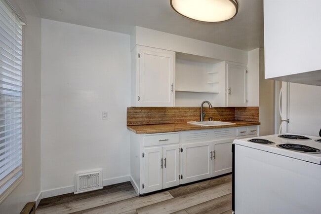 Building Photo - 1006 N 27th St