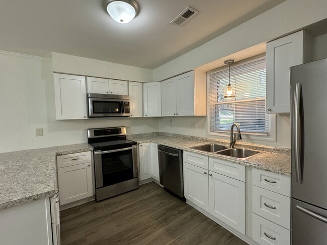 Building Photo - Beautiful ranch style home with 4 bedrooms...