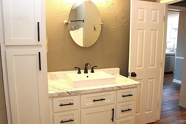 Building Photo - 101 Cresent Circle