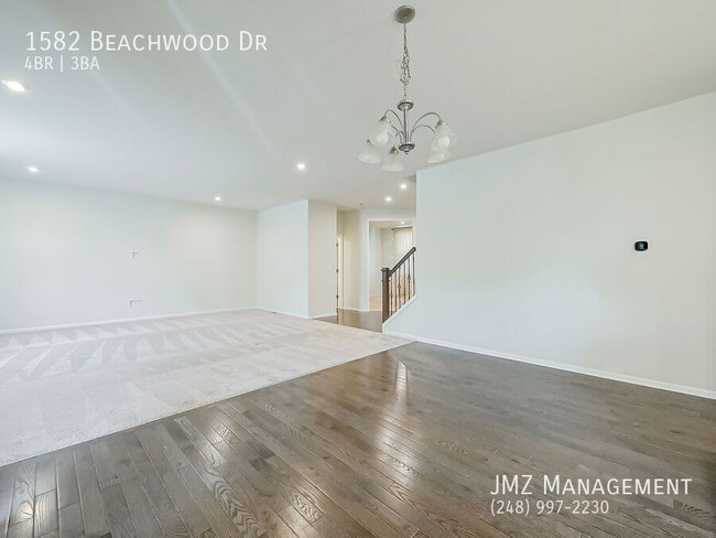 Building Photo - 1582 Beachwood Dr