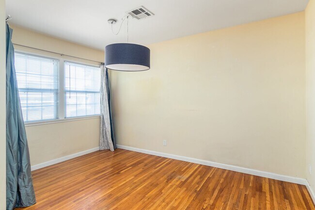 Building Photo - Spacious 3 Bedroom / 2 Bathroom Home in La...