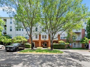 Building Photo - 2911 Deer Hollow Way