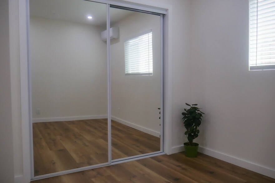 Building Photo - 1316 N Hollywood Way