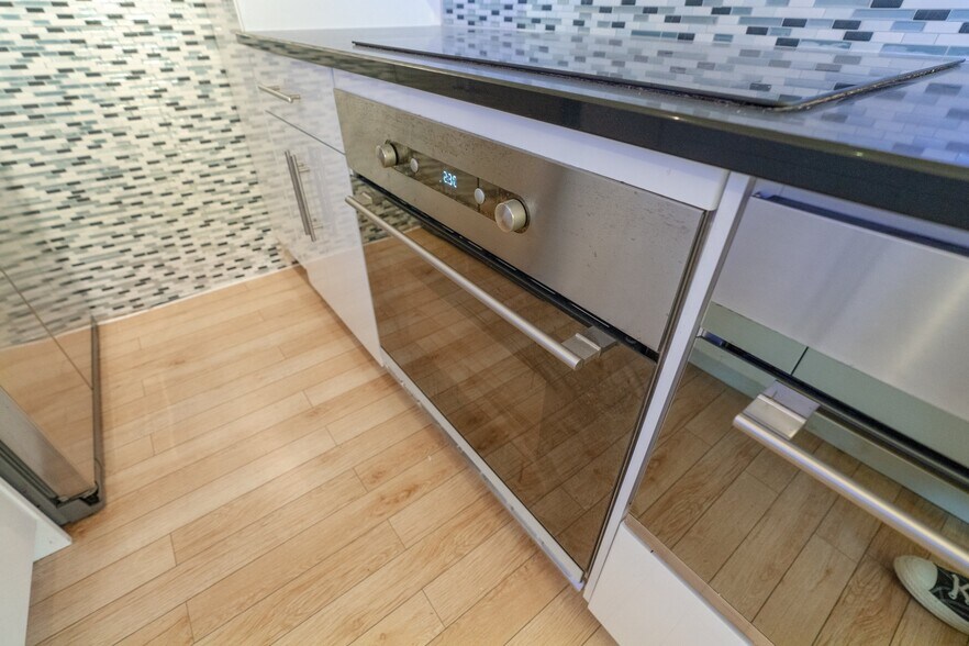 Building Photo - 639 Bay St