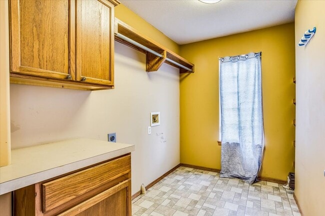 Building Photo - 2 weeks FREE RENT! South Wichita Gem! Save $$ with solar panels