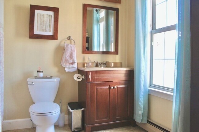 Building Photo - 18 Cook St