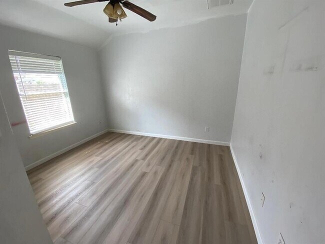 Building Photo - 25910 N Lakefair Dr