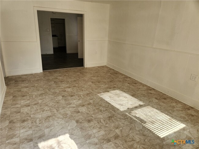 Building Photo - 1102 W Central Ave