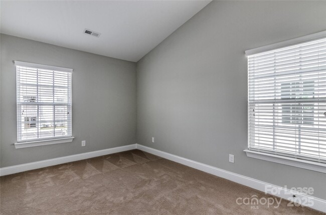 Building Photo - 333 Halton Crossing Dr SW