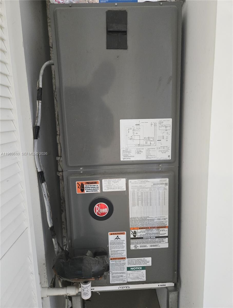 Building Photo - 323 SW 31st Ct