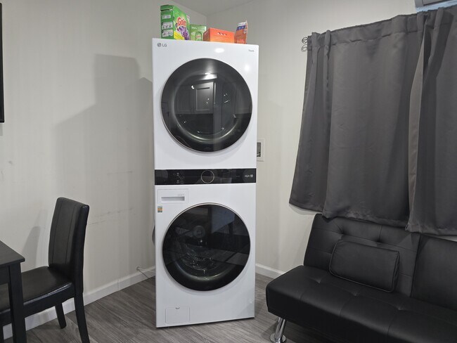 Ensuite washer/dryer - 14921 Kittridge St