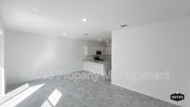 Building Photo - 2562 Skyline Loop