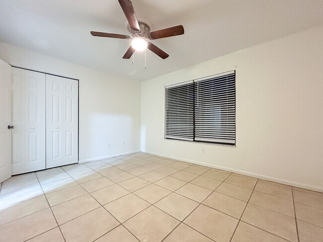 Building Photo - Spacious 2/1 in Sugarfoot Area - Fenced in...