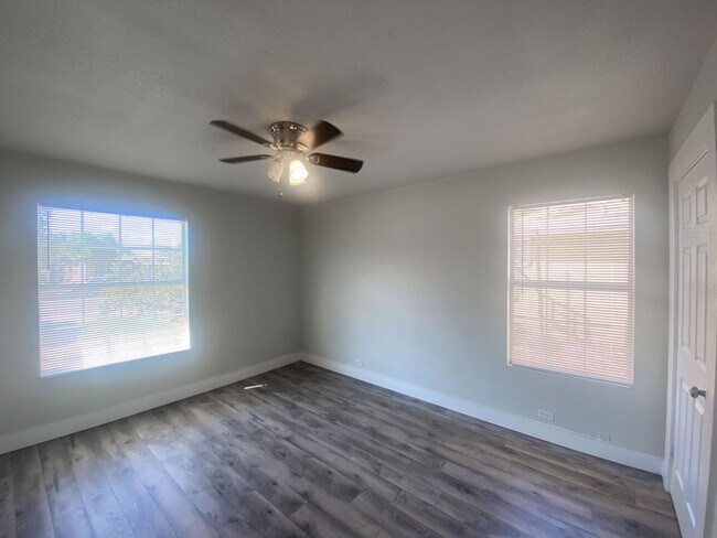 Building Photo - AVAILABLE NOW 2 BD/1 BA HOUSE FOR RENT! UN...