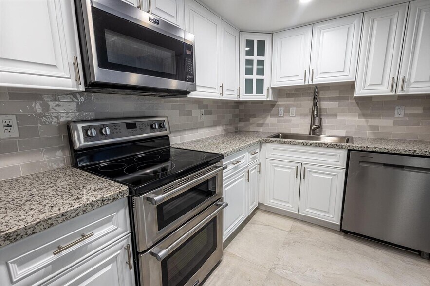 Building Photo - 20350 W Country Club Dr