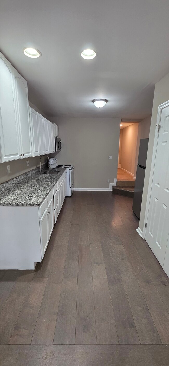 Building Photo - 238 N Rose St