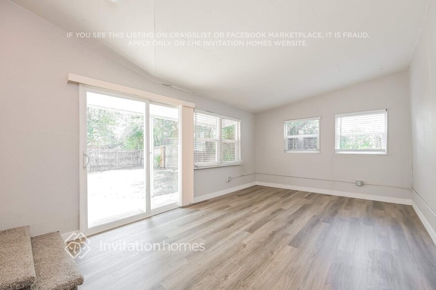Building Photo - 2748 W Iowa Ave