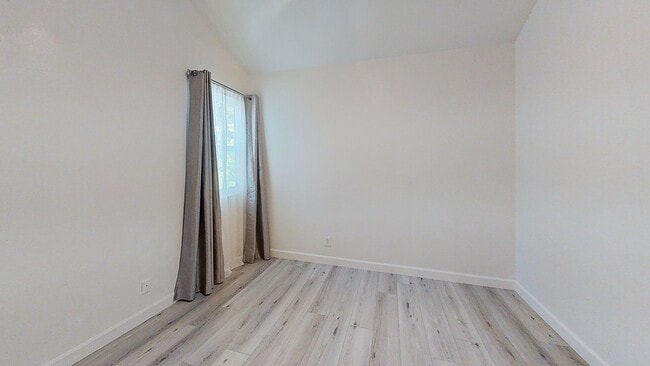 Building Photo - 3/Bedroom Townhouse In Woodland Hills!