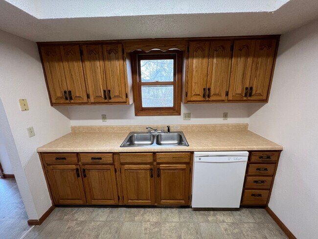 Building Photo - 3 Bedroom Duplex