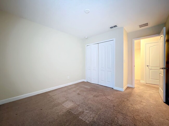 Building Photo - 6 BEDROOM 3 BATHROOM TWO STORY HOME ON IND...