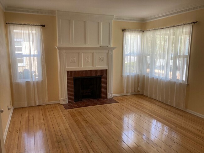 Building Photo - Santa Monica 3bd 2ba