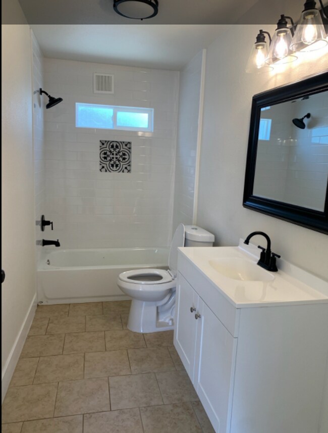 Building Photo - Buchanan Duplex
