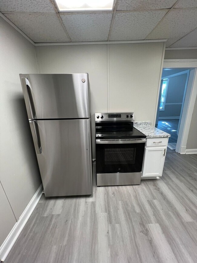 Building Photo - Completely Renovated 3 Bed / 2 Bath Home!