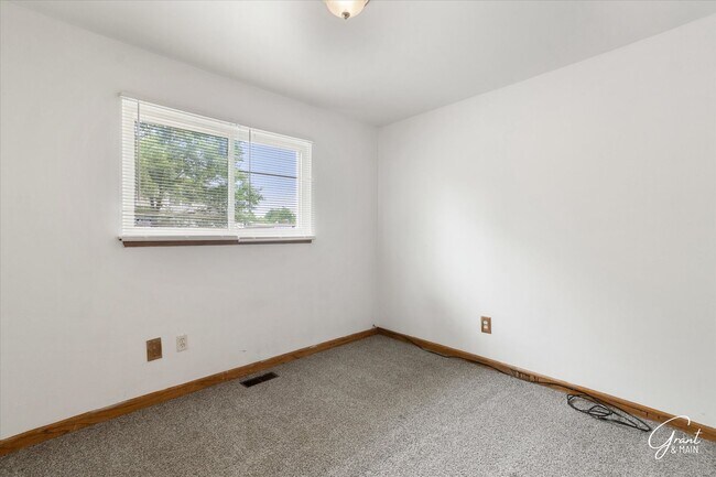 Building Photo - 3 bedroom ranch $1250 - Lease Special