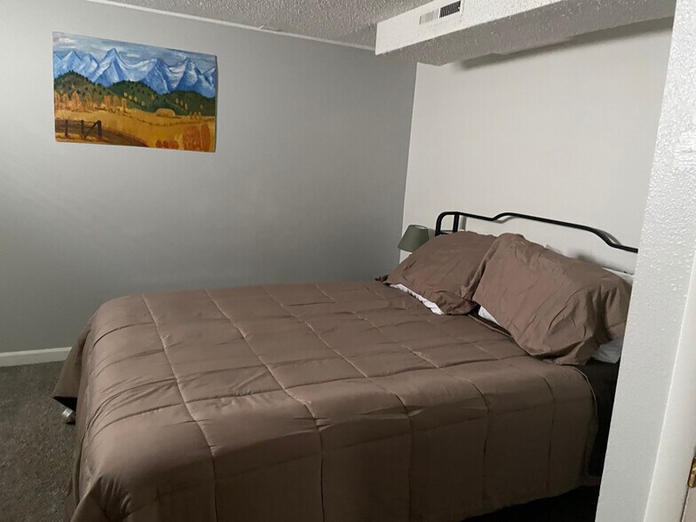 Building Photo - 4 S Gay Dr