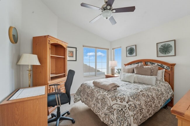 Building Photo - Welcome to this stunning 2-bedroom, 2-bath...