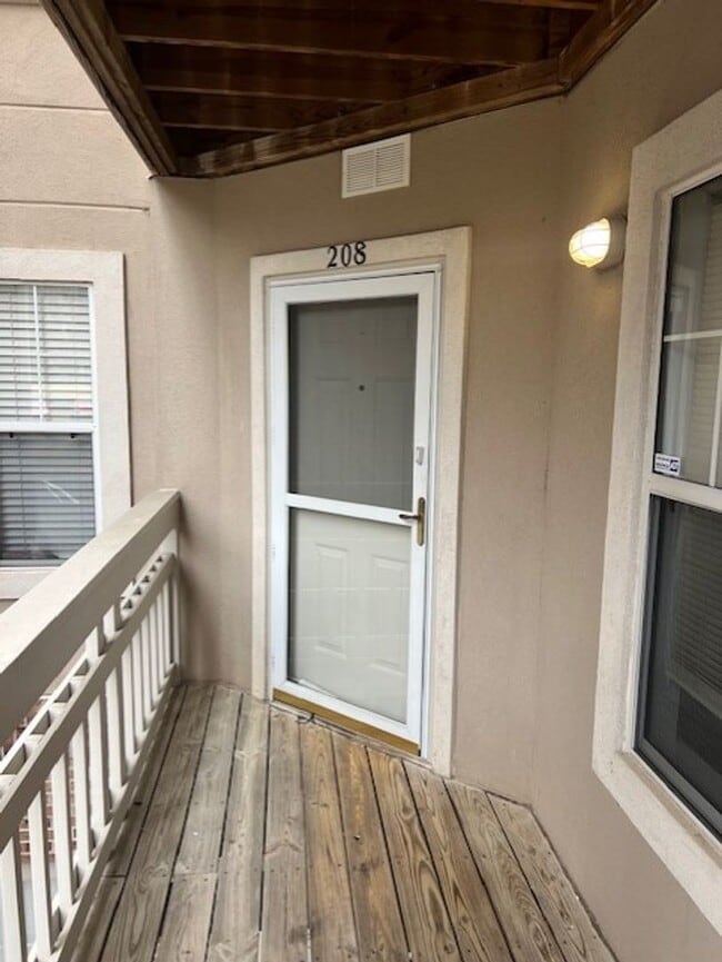 Building Photo - Waterfront - 2 Bed/2 Bath Condo - Pier 33 - Alley Kitchen - Fireplace - Washer/Dryer Included - C...
